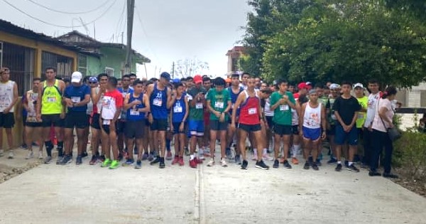 ¡Disfrutan la carrera Atlética Corriendo por la Pascua 2024, en Coatzintla!